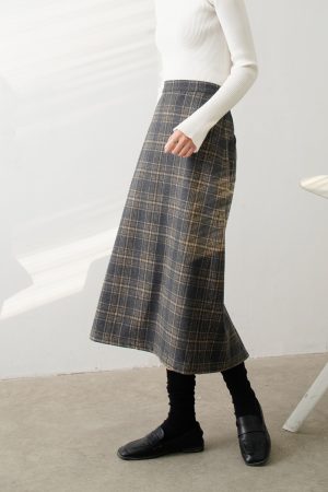 High-Waisted French Vintage Plaid Midi Skirt for Women, Bodycon Slimming Straight Wool Design, Chic Retro Style