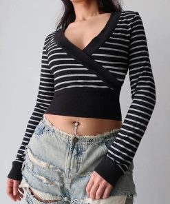 How To Style Wide Leg Jeans, Mode Inspiration - Grunge Striped Wrap Crop Top