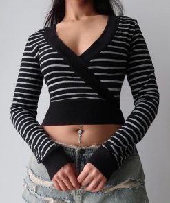 How To Style Wide Leg Jeans, Mode Inspiration - Grunge Striped Wrap Crop Top
