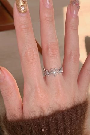 Japanese and Korean Style Lace Hollow Five-Petal Flower Ring for Women - Adjustable, Simple, Versatile, Sweet Design