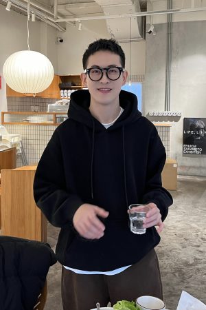 Japanese-Style Casual Black Hooded Sweatshirt for Men, Loose-Fit Winter Pullover with Kangaroo Pocket, Streetwear Essential