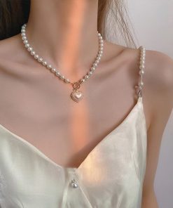 Korean and Japanese Heart-Shaped Glass Pearl Necklace for Women, Elegant Clavicle Design, Light Luxury, High-End Fashion Accessory
