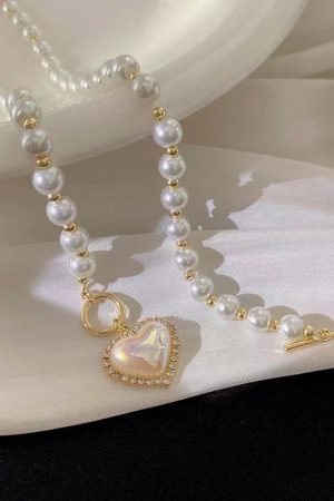 Korean and Japanese Heart-Shaped Glass Pearl Necklace for Women, Elegant Clavicle Design, Light Luxury, High-End Fashion Accessory