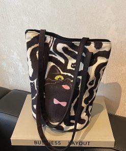 Korean Cute Cartoon Shoulder Bag - Trendy Casual Handheld Bucket Bag for Women, Versatile Spring/Summer 2025 Fashion