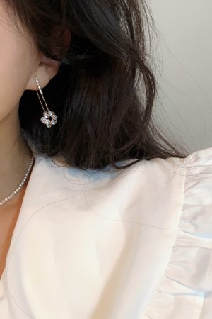 Korean Floral Stud Earrings with Water Diamonds, Lightweight Luxury Small Accessories, High-End Design for 2025