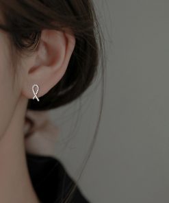 Korean Minimalist Diamond Cross Stud Earrings - High-End Simple Design, Small Exquisite Accessories for Cold Style Fashion