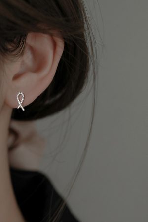 Korean Minimalist Diamond Cross Stud Earrings - High-End Simple Design, Small Exquisite Accessories for Cold Style Fashion