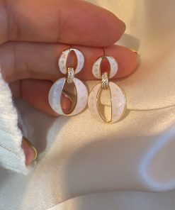 Korean Minimalist Temperament Earrings - 2025 Trendy French Retro Studs for Women, High-End Light Luxury Fashion Accessories