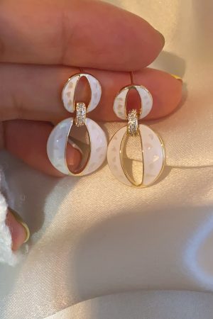 Korean Minimalist Temperament Earrings - 2025 Trendy French Retro Studs for Women, High-End Light Luxury Fashion Accessories