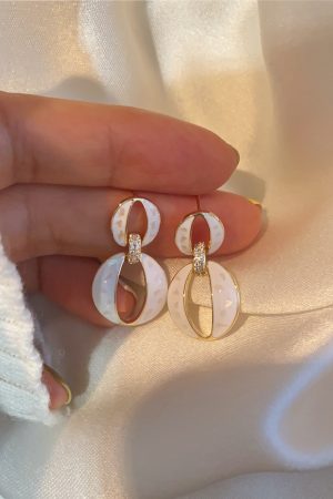 Korean Minimalist Temperament Earrings - 2025 Trendy French Retro Studs for Women, High-End Light Luxury Fashion Accessories