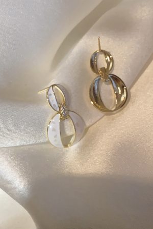 Korean Minimalist Temperament Earrings - 2025 Trendy French Retro Studs for Women, High-End Light Luxury Fashion Accessories
