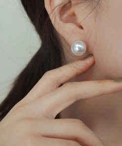 Korean S925 Silver Pearl Mother-of-Pearl Earrings - Retro Hong Kong Style, Simple and Versatile Large Earrings for Fashion Enthusiasts