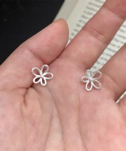 Korean Style Cherry Blossom Small Stud Earrings for Women, Versatile Ins Commuting Jewelry with a High-End Feel