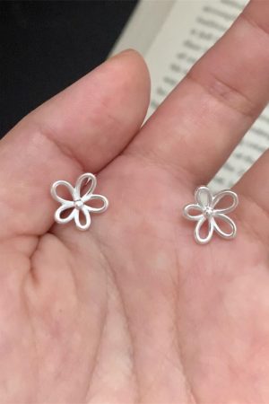 Korean Style Cherry Blossom Small Stud Earrings for Women, Versatile Ins Commuting Jewelry with a High-End Feel