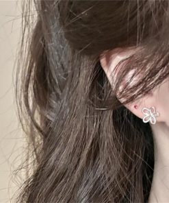 Korean Style Cherry Blossom Small Stud Earrings for Women, Versatile Ins Commuting Jewelry with a High-End Feel