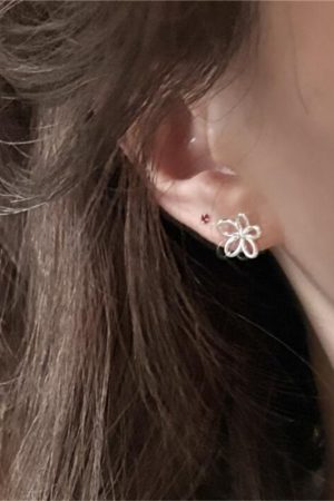 Korean Style Cherry Blossom Small Stud Earrings for Women, Versatile Ins Commuting Jewelry with a High-End Feel