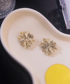 Korean-Style Exquisite Floral Earrings for Women, Minimalist Light Luxury Ear Studs, Elegant Versatile Design, Trendy Accessories
