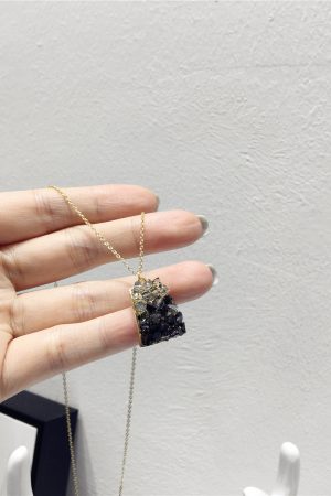 Korean-Style Exquisite Light Luxury Color-Blocking Crystal Trapezoidal Short Necklace for Clavicle and Layering Fashion