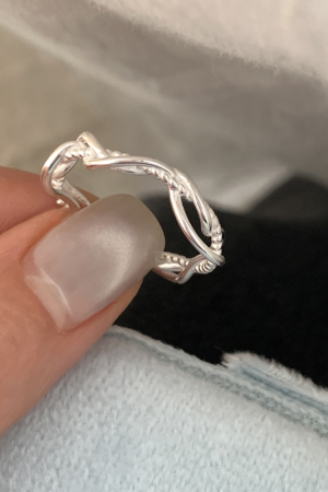 Korean-Style Intricate Intertwined Ring for Women, 2025 High-End Light Luxury Versatile Finger Accessory