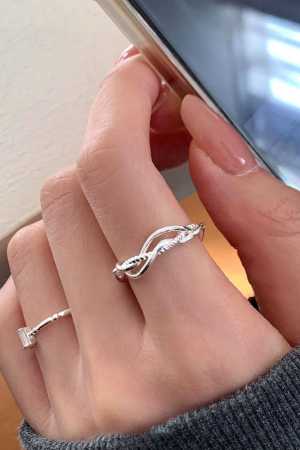 Korean-Style Intricate Intertwined Ring for Women, 2025 High-End Light Luxury Versatile Finger Accessory