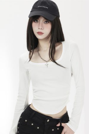 Korean Style Long Sleeve White Base Layer Top for Women, Spring 2025 Fashion for Petite Figures, Women's T-Shirt