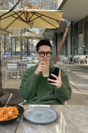 Korean Style Men's Solid Color Round Neck Pullover Sweater, Trendy Loose Fit Knitwear for Spring and Autumn Fashion