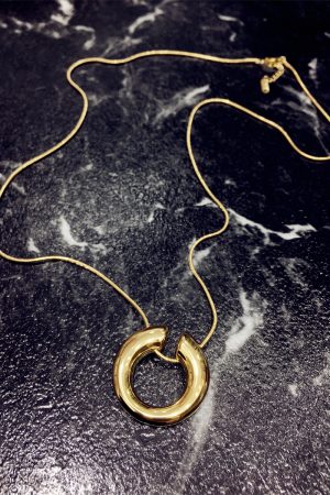 Korean-Style Minimalist C-Shaped Circle Necklace - Versatile Plain Metal Sweater Chain Pendant for Casual Fashion