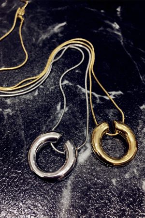 Korean-Style Minimalist C-Shaped Circle Necklace - Versatile Plain Metal Sweater Chain Pendant for Casual Fashion