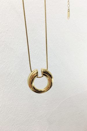 Korean-Style Minimalist C-Shaped Circle Necklace - Versatile Plain Metal Sweater Chain Pendant for Casual Fashion