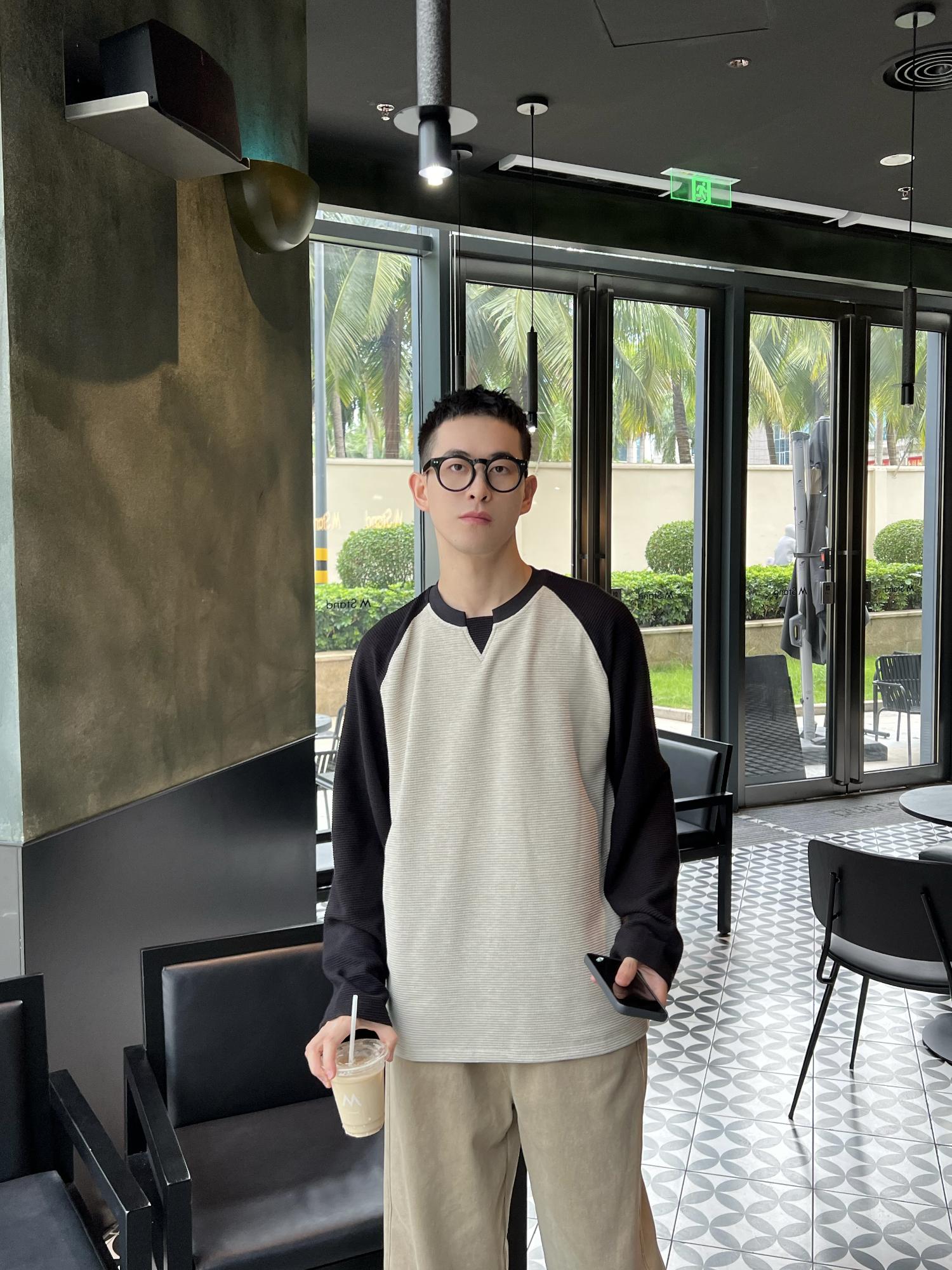 Korean Style Minimalist Color Block Raglan Long Sleeve T-Shirt for Men - Textured Feel Loose Base Layer Top for Autumn Winter Korean Style Minimalist Color Block Raglan Long Sleeve T-Shirt for Men - Textured Feel Loose Base Layer Top for Autumn Winter