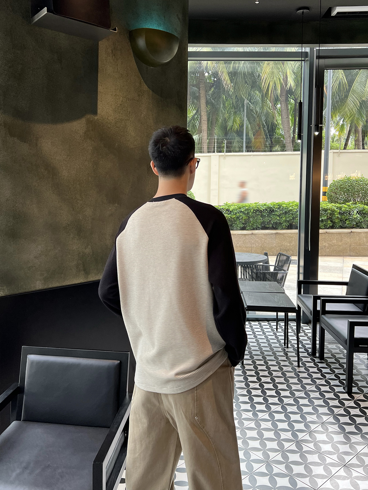 Korean Style Minimalist Color Block Raglan Long Sleeve T-Shirt for Men - Textured Feel Loose Base Layer Top for Autumn Winter Korean Style Minimalist Color Block Raglan Long Sleeve T-Shirt for Men - Textured Feel Loose Base Layer Top for Autumn Winter