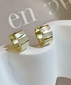 Korean Style Mother-of-Pearl Half-Circle Ear Clip Earrings - Exquisite Statement Jewelry for Elegant Looks