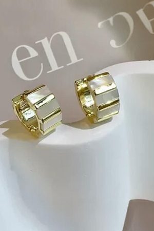 Korean Style Mother-of-Pearl Half-Circle Ear Clip Earrings - Exquisite Statement Jewelry for Elegant Looks