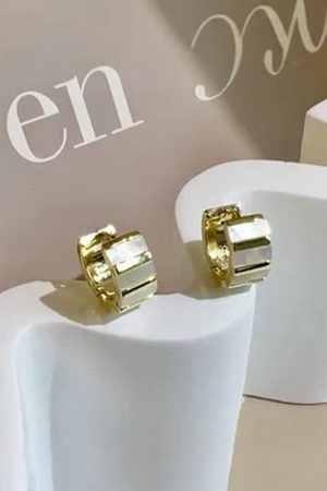 Korean Style Mother-of-Pearl Half-Circle Ear Clip Earrings - Exquisite Statement Jewelry for Elegant Looks
