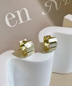 Korean Style Mother-of-Pearl Half-Circle Ear Clip Earrings - Exquisite Statement Jewelry for Elegant Looks