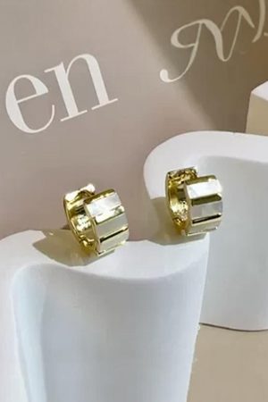 Korean Style Mother-of-Pearl Half-Circle Ear Clip Earrings - Exquisite Statement Jewelry for Elegant Looks