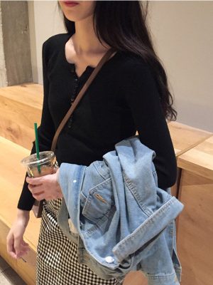Korean-Style Slim-Fit V-Neck Knitted Top for Women, Flattering Autumn Winter Layering Shirt, Trendy Basic Fashion Piece