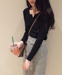 Korean-Style Slim-Fit V-Neck Knitted Top for Women, Flattering Autumn Winter Layering Shirt, Trendy Basic Fashion Piece