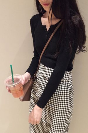 Korean-Style Slim-Fit V-Neck Knitted Top for Women, Flattering Autumn Winter Layering Shirt, Trendy Basic Fashion Piece