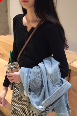 Korean-Style Slim-Fit V-Neck Knitted Top for Women, Flattering Autumn Winter Layering Shirt, Trendy Basic Fashion Piece
