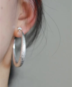 Korean-Style Vintage Matte Round Clip-On Earrings for Women, Elegant No Ear Holes Design, High-Quality Hong Kong Fashion Accessory