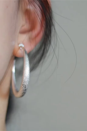 Korean-Style Vintage Matte Round Clip-On Earrings for Women, Elegant No Ear Holes Design, High-Quality Hong Kong Fashion Accessory
