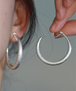 Korean-Style Vintage Matte Round Clip-On Earrings for Women, Elegant No Ear Holes Design, High-Quality Hong Kong Fashion Accessory