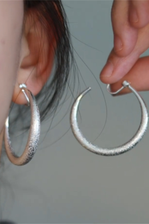 Korean-Style Vintage Matte Round Clip-On Earrings for Women, Elegant No Ear Holes Design, High-Quality Hong Kong Fashion Accessory