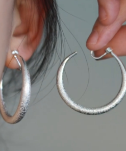 Korean-Style Vintage Matte Round Clip-On Earrings for Women, Elegant No Ear Holes Design, High-Quality Hong Kong Fashion Accessory