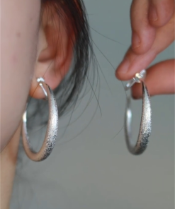 Korean-Style Vintage Matte Round Clip-On Earrings for Women, Elegant No Ear Holes Design, High-Quality Hong Kong Fashion Accessory