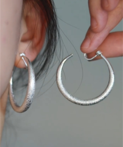 Korean-Style Vintage Matte Round Clip-On Earrings for Women, Elegant No Ear Holes Design, High-Quality Hong Kong Fashion Accessory