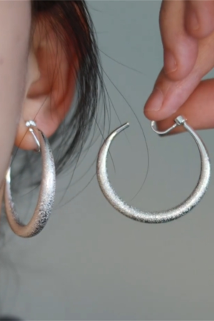 Korean-Style Vintage Matte Round Clip-On Earrings for Women, Elegant No Ear Holes Design, High-Quality Hong Kong Fashion Accessory