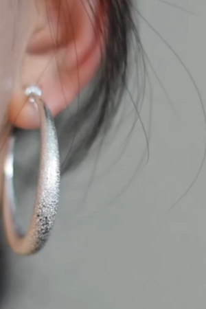 Korean-Style Vintage Matte Round Clip-On Earrings for Women, Elegant No Ear Holes Design, High-Quality Hong Kong Fashion Accessory