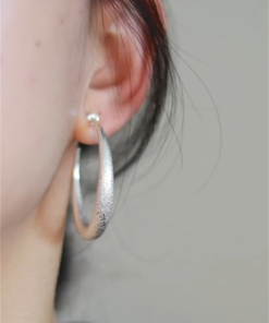 Korean-Style Vintage Matte Round Clip-On Earrings for Women, Elegant No Ear Holes Design, High-Quality Hong Kong Fashion Accessory